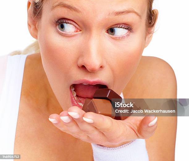 Hermosa Joven Mujer Comiendo Chocolates Foto de stock y más banco de imágenes de 20 a 29 años - 20 a 29 años, 20-24 años, Adicción