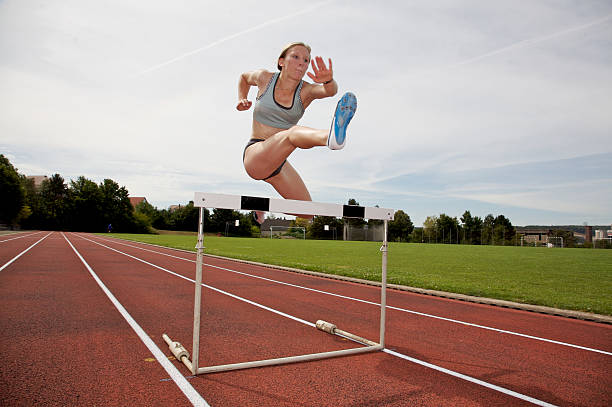 прыжки через препятствия без задержки - hurdle sports track track and field playing field стоковые фото и изображения