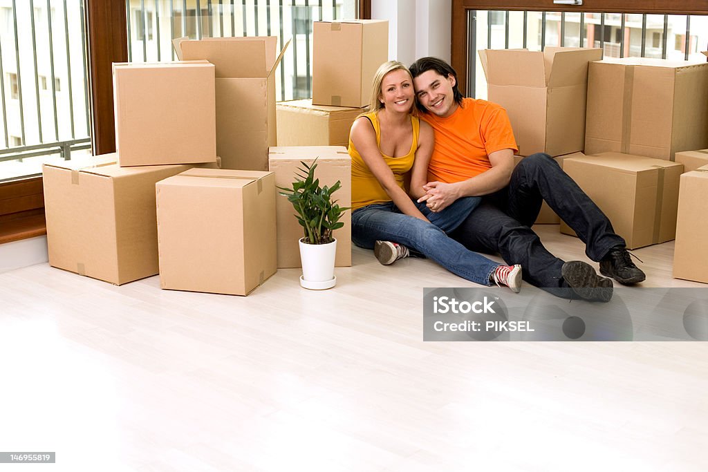 Couple sur un étage à côté de mouvement-forts - Photo de Adulte libre de droits