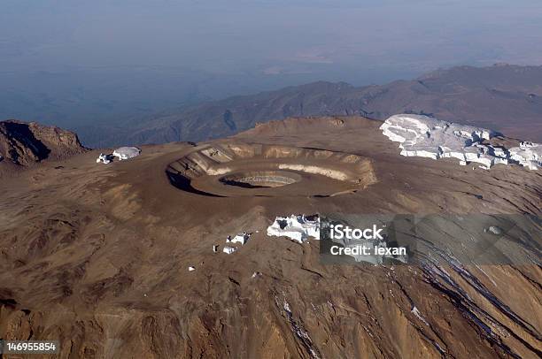 Kilimanjaro Cumbre Del Avión Foto de stock y más banco de imágenes de Agujero - Agujero, Aire libre, Altiplanicie
