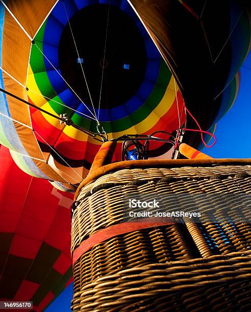 Napełniony Balon Z Poniżej - zdjęcia stockowe i więcej obrazów Balon na ogrzane powietrze - Balon na ogrzane powietrze, Czerwony, Czynność