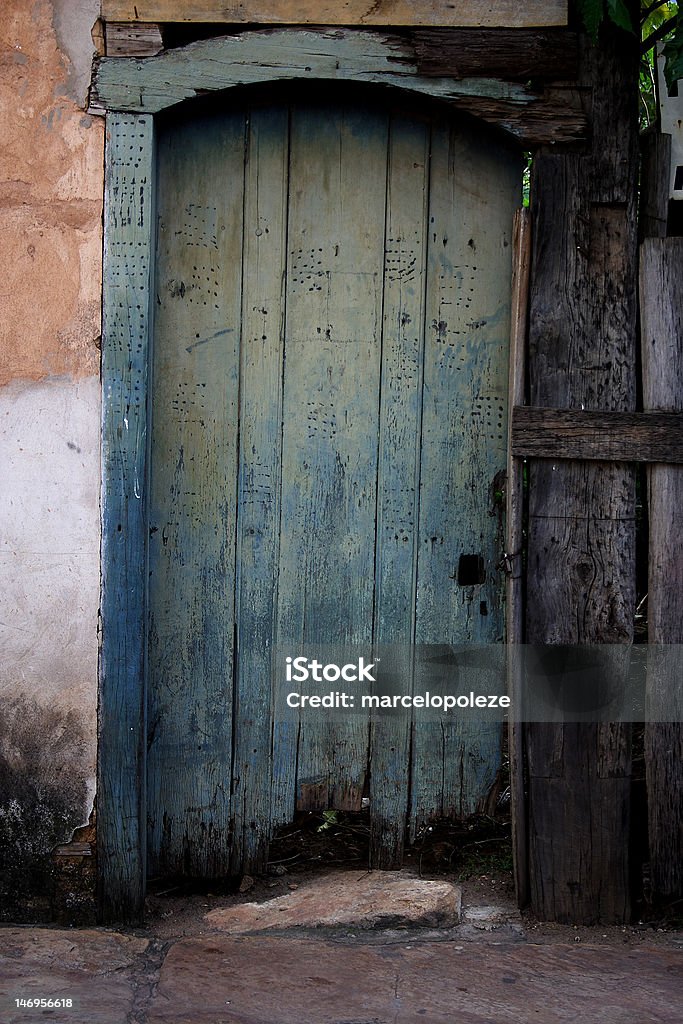 Vieille porte sur le devant - Photo de A l'abandon libre de droits