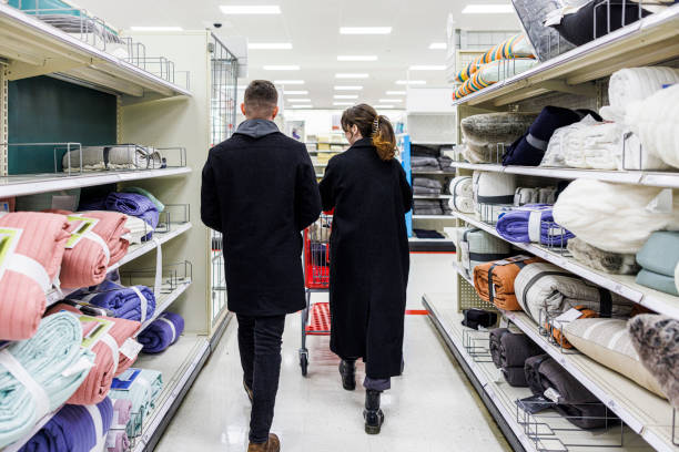 jeune famille faisant ses courses ensemble dans le magasin. - family multi ethnic group candid couple photos et images de collection