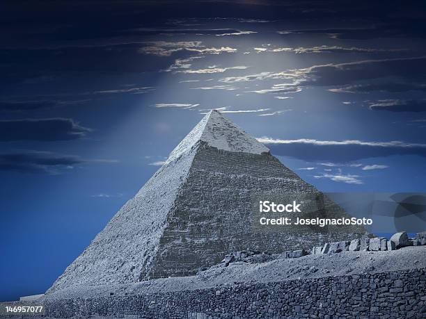 Piramide Di Chefren Notte - Fotografie stock e altre immagini di Giza - Giza, Archeologia, Architettura