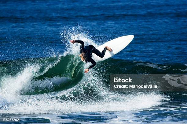 Agresiva Surfer Foto de stock y más banco de imágenes de Agresión - Agresión, Agua, Azul