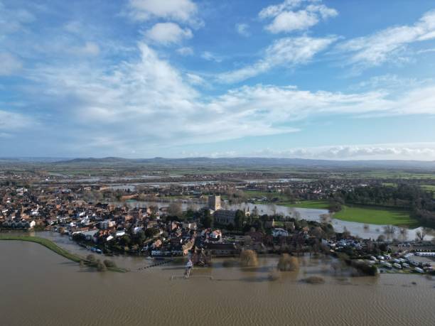 drone de la abadía de tewkesbury disparado durante las inundaciones (paisaje) - tewkesbury abbey fotografías e imágenes de stock