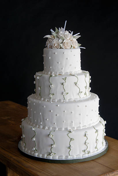 白のウェディングケーキとドットの木製テーブル - wedding cake newlywed wedding cake ストックフォトと画像