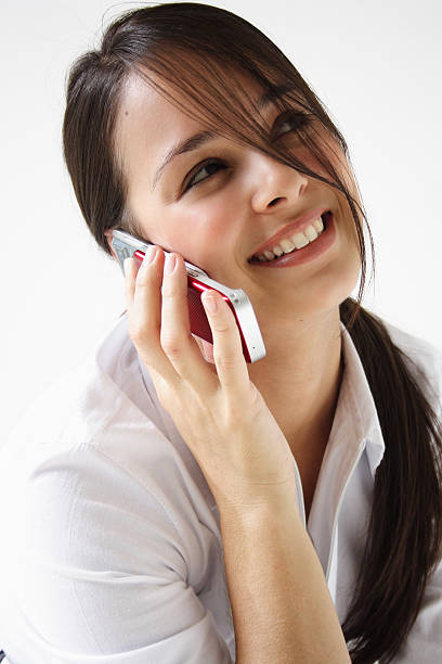 Jeune femme parle sur téléphone portable - Photo