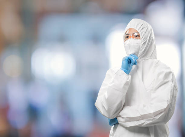 작업자는 마스크와 고글이 있는 의료 보호복 또는 작업복을 착용합니다. - protective suit adult adults only biotechnology 뉴스 사진 이미지