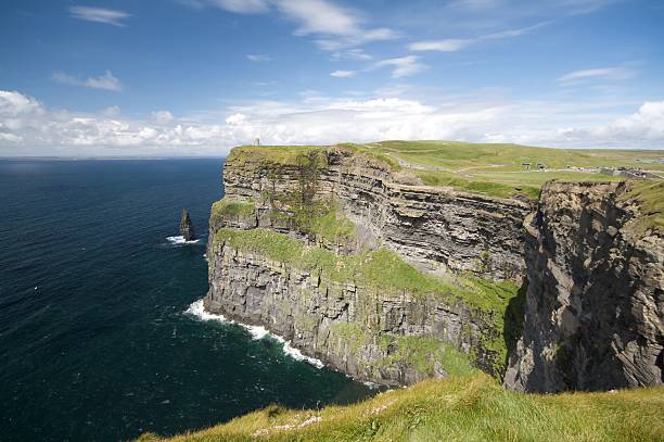 penhascos de moher - republic of ireland cliffs of moher cliff galway imagens e fotografias de stock