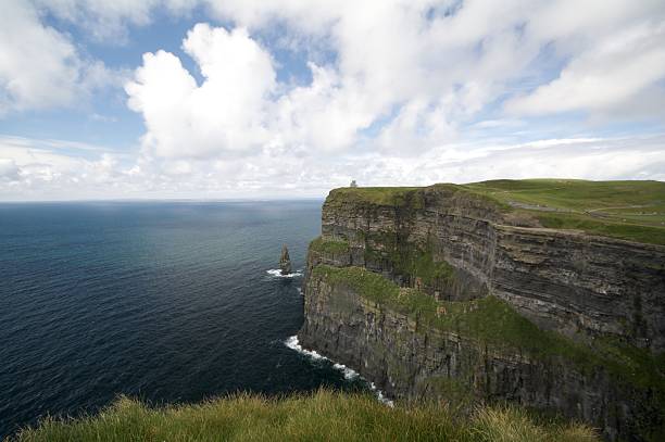 penhascos de moher - republic of ireland cliffs of moher cliff galway imagens e fotografias de stock