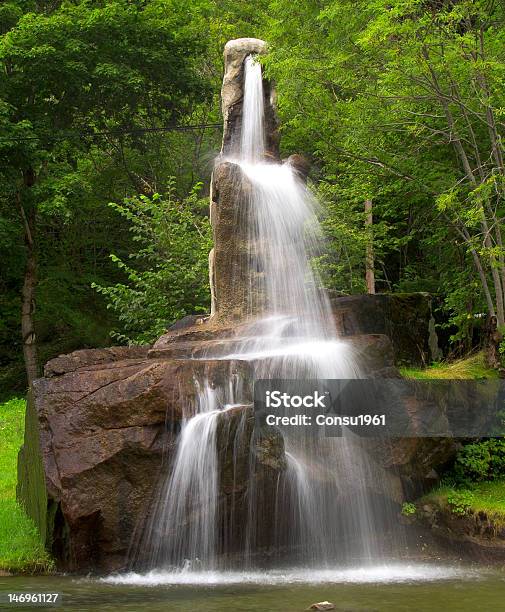 Fuente Foto de stock y más banco de imágenes de Agua descendente - Agua descendente, Aire libre, Catarata