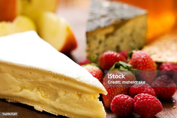 Käse Platte Mit Obst Stockfoto und mehr Bilder von Apfel - Apfel, Blau, Brie