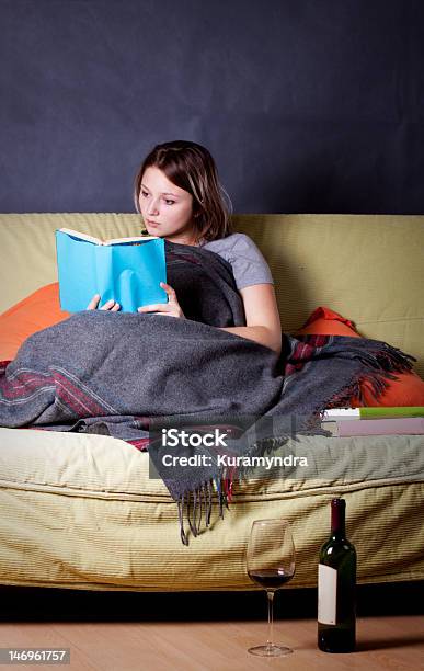 Momento De Descansar Foto de stock y más banco de imágenes de Acogedor - Acogedor, Adulto, Adulto joven