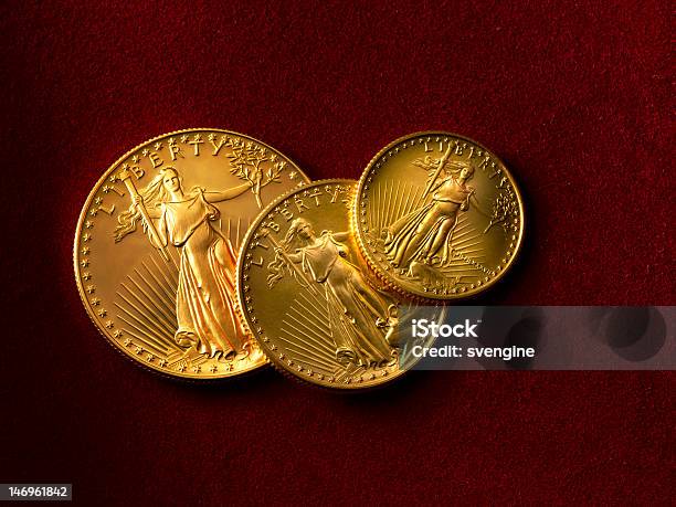Monete Oro - Fotografie stock e altre immagini di Brillante - Brillante, Composizione orizzontale, Concetti
