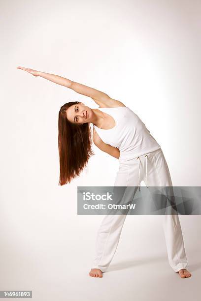 Donna Yoga Nella Posizione Del Triangolo Trikonasana - Fotografie stock e altre immagini di Abbigliamento