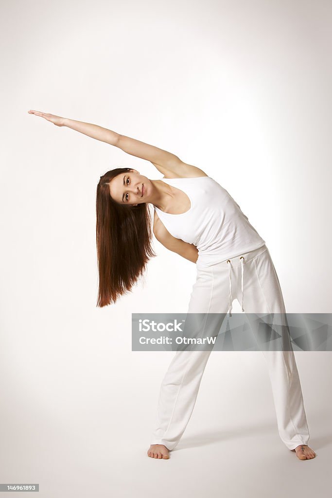 Mulher em pose de ioga de triângulo (Trikonasana - Foto de stock de Adulto royalty-free