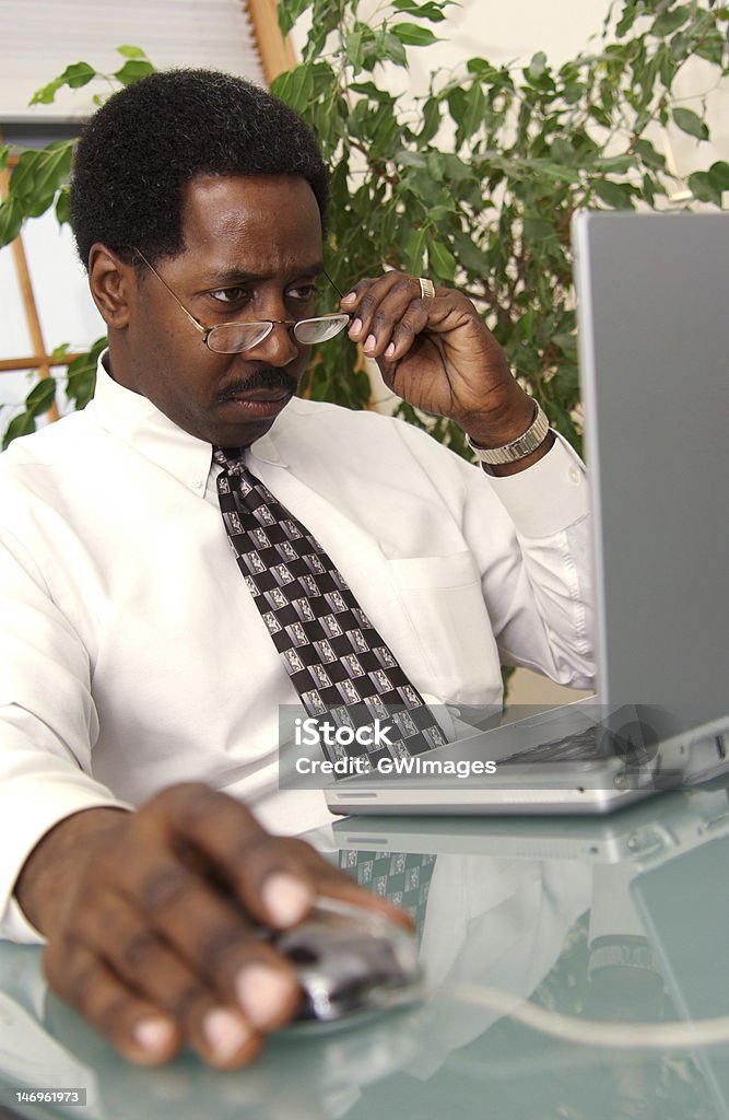 Hombre trabajando en portátil - Foto de stock de 30-34 años libre de derechos