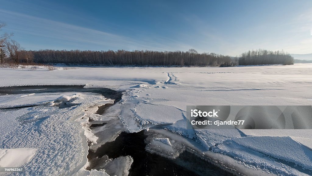 Panorama do frozen rio - Foto de stock de Azul royalty-free
