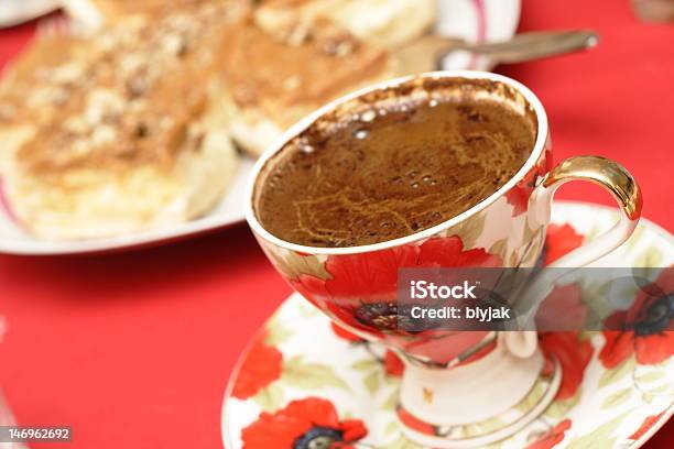 Walnut Carmel Ciasto I Czarna Kawa - zdjęcia stockowe i więcej obrazów Bez ludzi - Bez ludzi, Boże Narodzenie, Brązowy