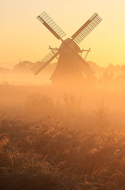 otoño molino de viento - dutch culture windmill landscape netherlands fotografías e imágenes de stock