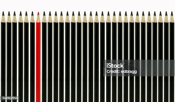 Lápices De Color Negro En Línea Con Una Red Destacadas Foto de stock y más banco de imágenes de Arte