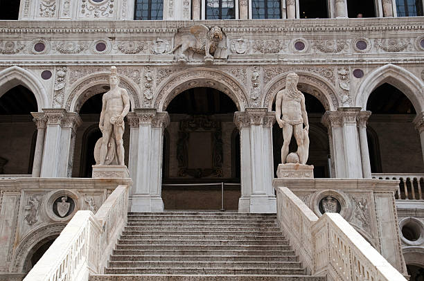 detalles arquitectónicos del palacio ducal - doges palace palazzo ducale staircase steps fotografías e imágenes de stock