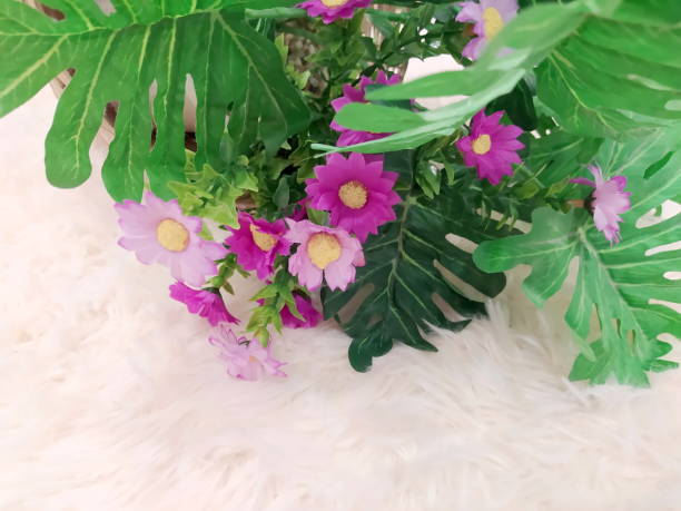 明るい色のカーペットの上に造花の接写。 - plastic hole heap close up ストックフォトと画像
