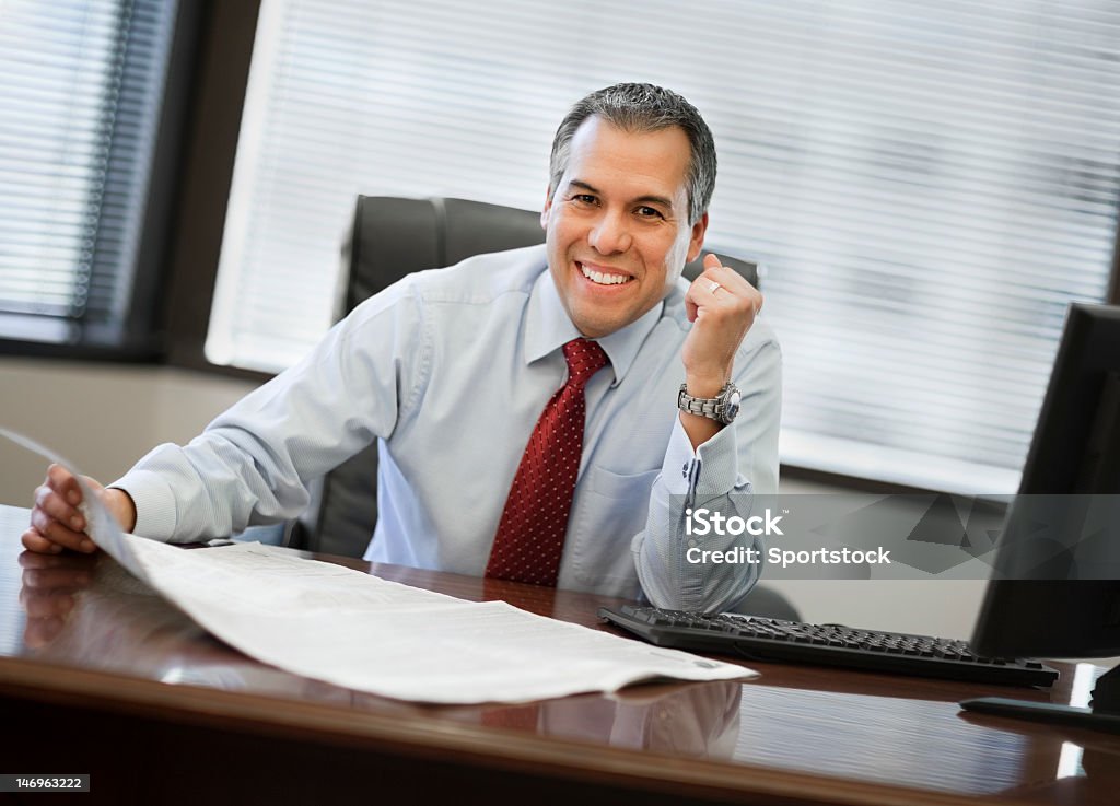 Hispanic Business 남자의 커요 웃으세요 사무실 - 로열티 프리 관리자 스톡 사진