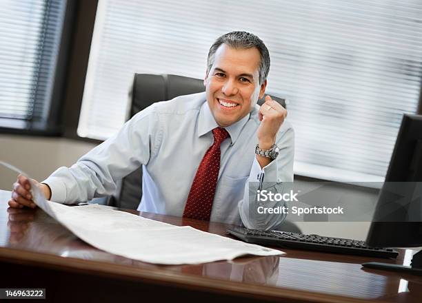 Hispanic Business 남자의 커요 웃으세요 사무실 관리자에 대한 스톡 사진 및 기타 이미지 - 관리자, 교육, 사무실