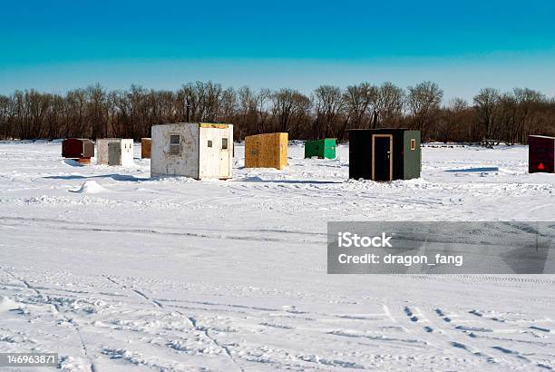 Photo libre de droit de Maisons De La Pêche Sur Glace banque d'images et plus d'images libres de droit de Pêche sur la banquise - Pêche sur la banquise, Activité de loisirs, Architecture