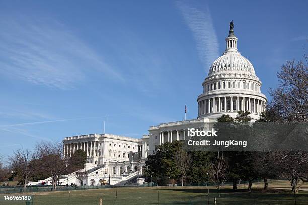 Edificio Del Capitolio De Los Estados Unidos Foto de stock y más banco de imágenes de Aire libre - Aire libre, Arquitectura exterior, Bandera