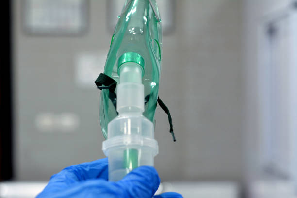 A nebulizer or nebuliser mask that is connected to oxygen cylinder or a drug delivery device used to administer medication in the form of a mist inhaled into the lungs used for emergency, selective focus un nebulizador o máscara nebulizadora que está conectada a un cilindro de oxígeno o un dispositivo de administración de medicamentos utilizado para administrar medicamentos en forma de una niebla inhalada en los pulmones utilizada para emergencias