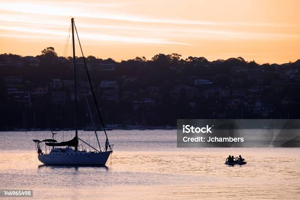 Tramonto E Yacht Sulla Spiaggia Di Manly Cove - Fotografie stock e altre immagini di Attraccato - Attraccato, Baia, Capitali internazionali