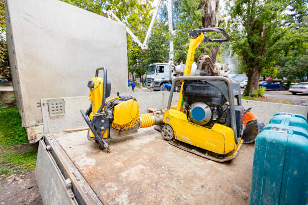 piccolo costipatore giallo usato compattatore di terreno in piedi e compattatrice martinetto saltatore in cantiere - jumping jack compactor foto e immagini stock