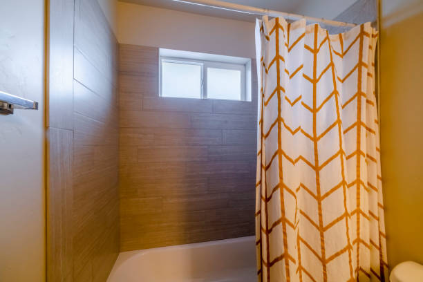 интерьер ванной комнаты с деревянной ванной - shower curtain стоковые фото и изображения