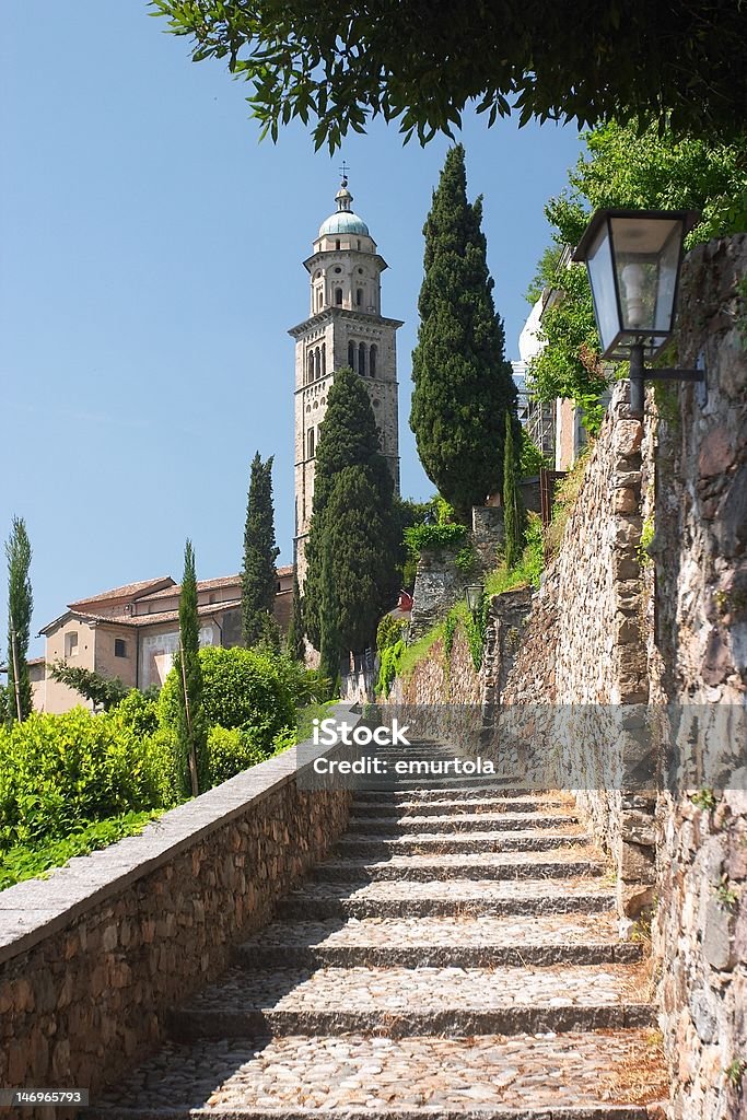 Scala in pietra a la chiesa - Foto stock royalty-free di Albero
