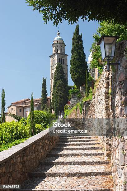 Scala In Pietra A La Chiesa - Fotografie stock e altre immagini di Albero - Albero, Antico - Condizione, Architettura