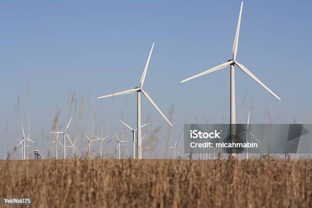 Turbinas Eólicas Foto de stock y más banco de imágenes de Aerogenerador - Aerogenerador, Azul, Cielo