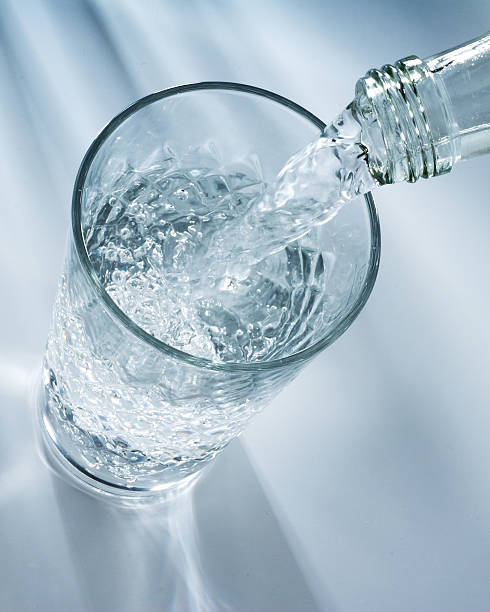 wlewając wodę do szklanki - water water bottle glass pouring zdjęcia i obrazy z banku zdjęć