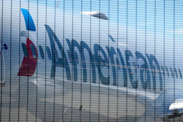 american airlines boeing 787-9 rumpf - boeing 787 fence airport security stock-fotos und bilder