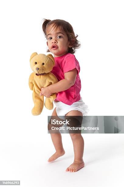 Bebê Menina Andar Com Um Urso De Brinquedo - Fotografias de stock e mais imagens de 6-11 meses - 6-11 meses, Andar, Bebé