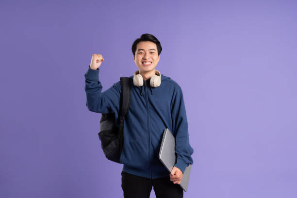 retrato de estudiante asiático sobre fondo púrpura - filipino ethnicity audio fotografías e imágenes de stock