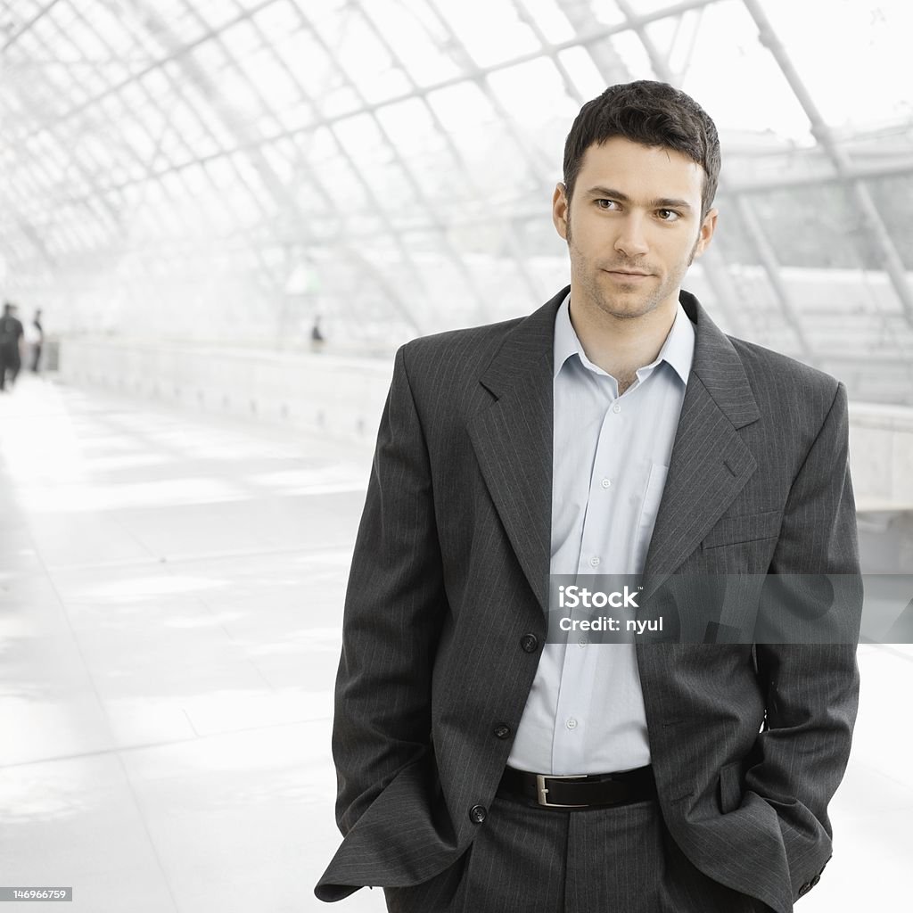 Empresário de pé no escritório do lobby - Foto de stock de Homem de negócios royalty-free