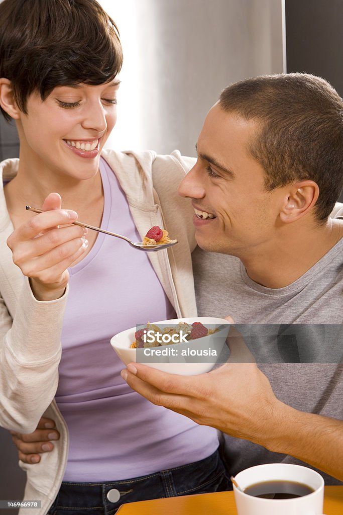 Casal Jovem tendo o pequeno-almoço - Royalty-free Adulto Foto de stock