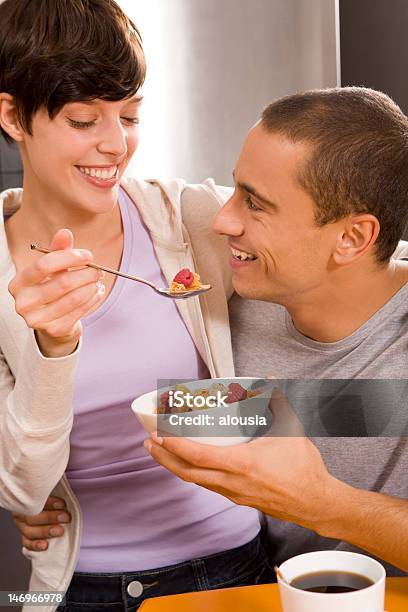 Casal Jovem Tendo O Pequenoalmoço - Fotografias de stock e mais imagens de Adulto - Adulto, Bebida, Café - Bebida