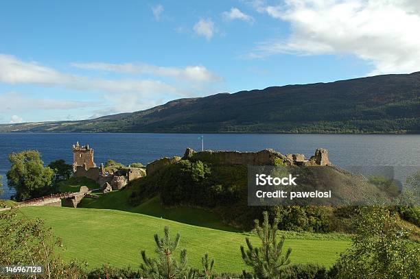 Urquhart Castle And Loch Ness W Szkocji - zdjęcia stockowe i więcej obrazów Bez ludzi - Bez ludzi, Chmura, Dramatyczna sceneria