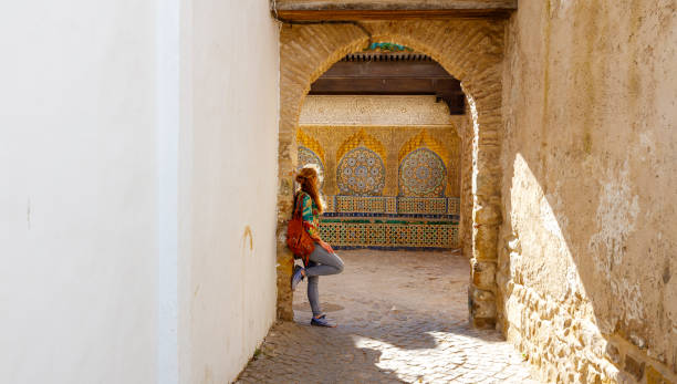 Mujer turista disfrutando de la ciudad de Tánger en Marruecos - foto de stock