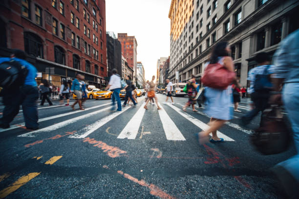 Menschenmenge überquert die Straße in Midtown Manhattan – Foto