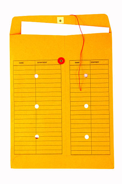 sobre amarillo - internal mail envelope envelope manila paper mail fotografías e imágenes de stock